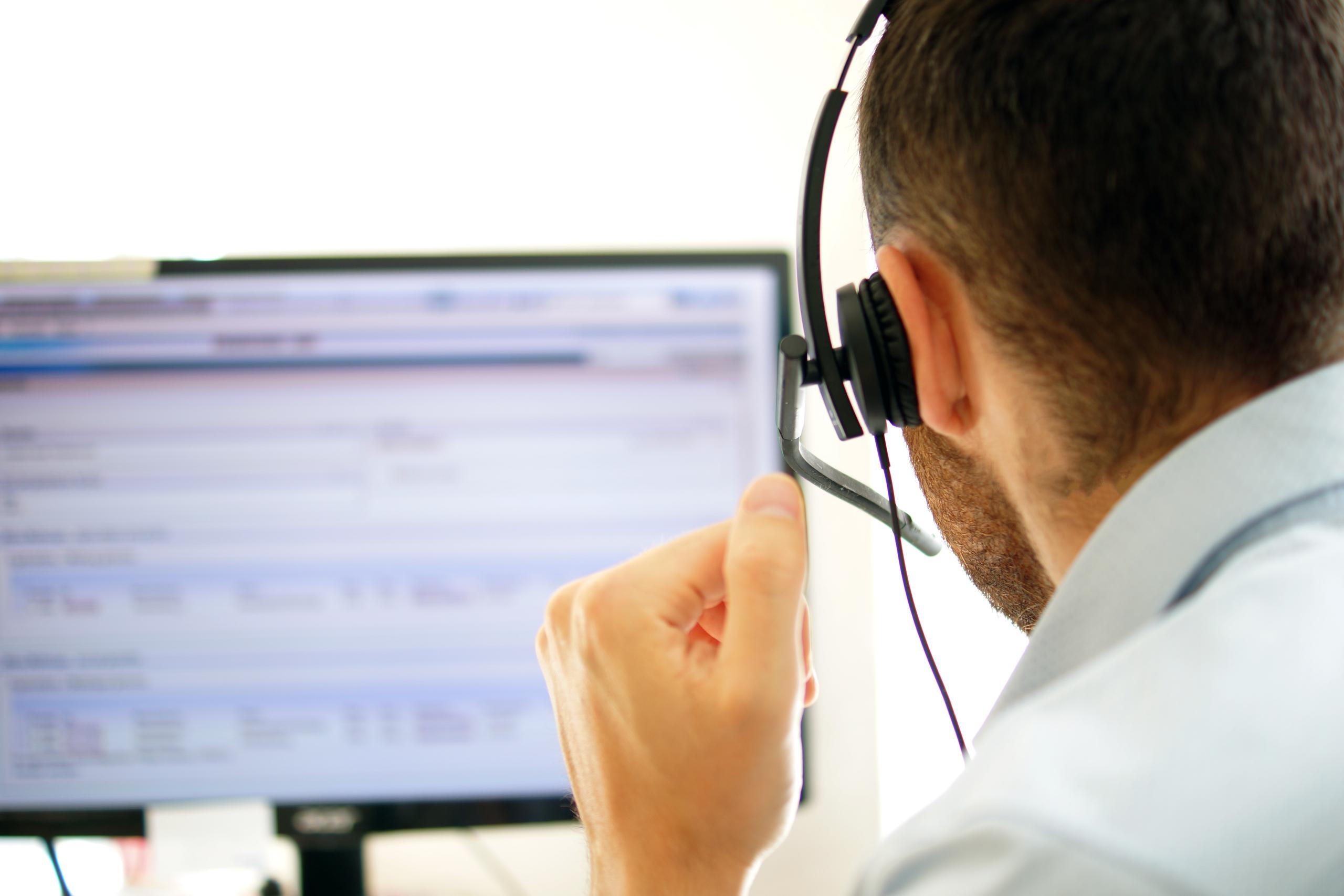 Mand ser på computerskærm