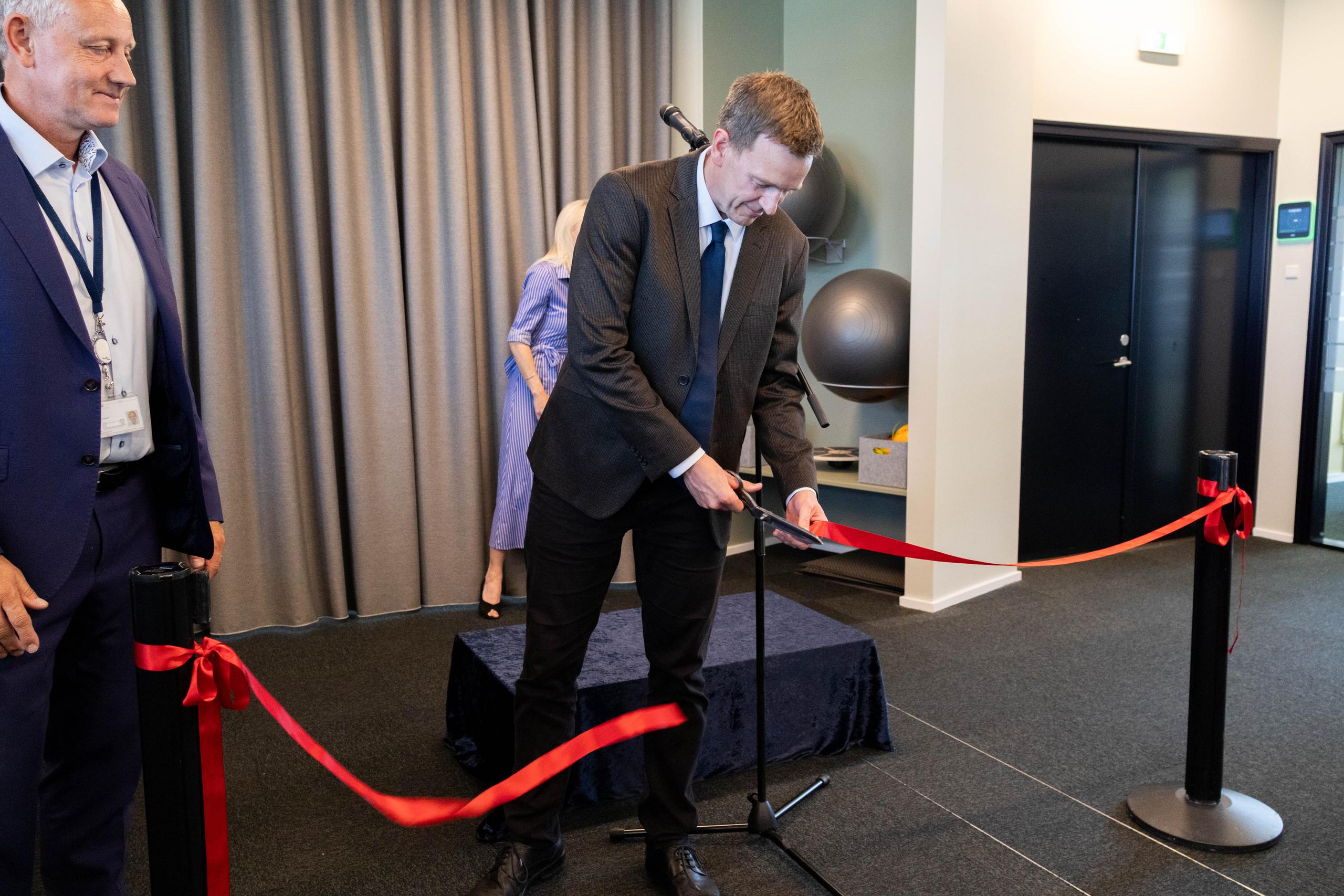 Skatteminister Rasmus Stoklund klipper den røde snor